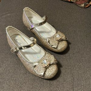 Size 12 girl gold glitter shoe